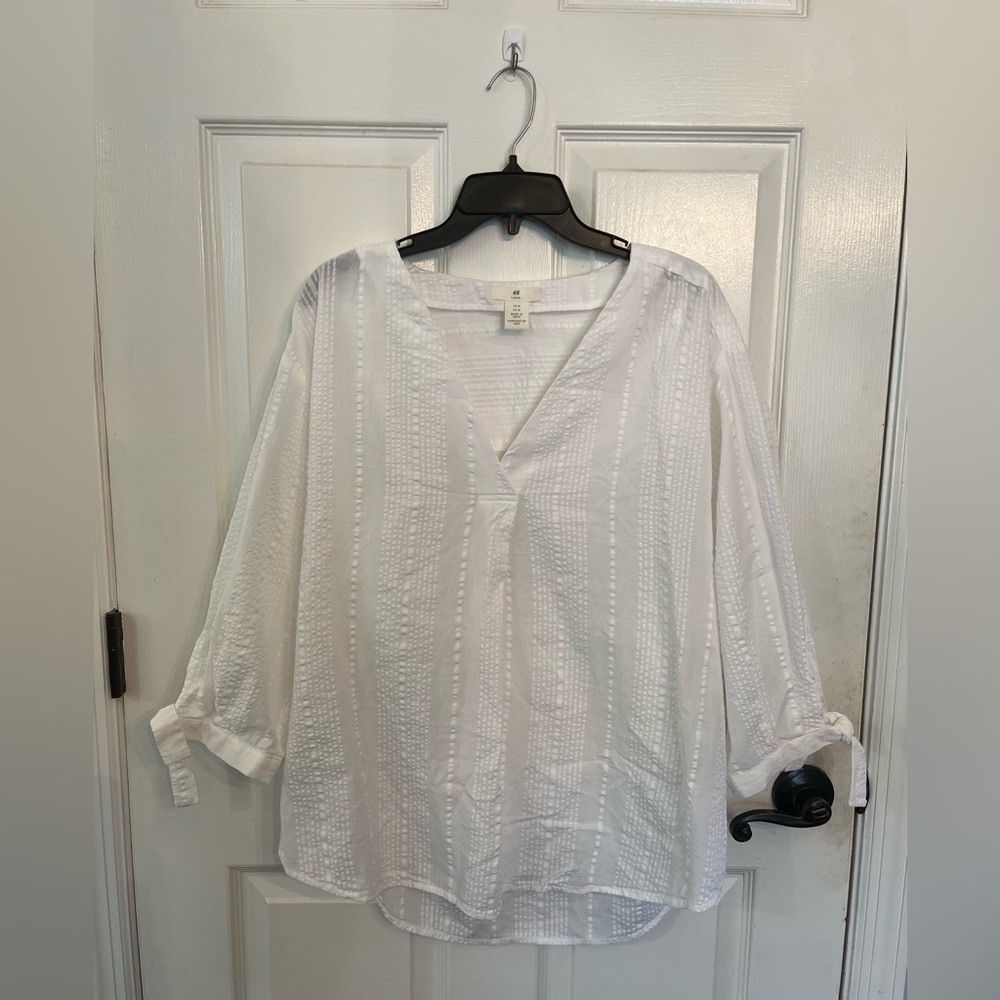 H&M White 3/4 Sleeve V-Neck Top, size: women’s M